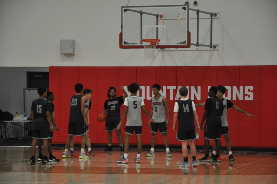 The+boys+basketball+team+practices+before+the+season+begins.+Theyre+hoping+to+improve+last+years+record+and+make+it+to+the+postseason.